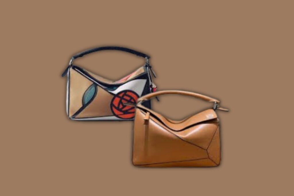 Duas bolsas Loewe Puzzle: uma com design gráfico em tons de bege, branco e vermelho, e outra em couro caramelo liso.