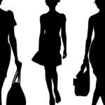 Silhuetas de três mulheres carregando bolsas, incluindo uma que se assemelha à forma maleável da Bolsa Puzzle Loewe.